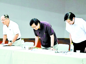 彩票运营商向民众鞠躬道歉。